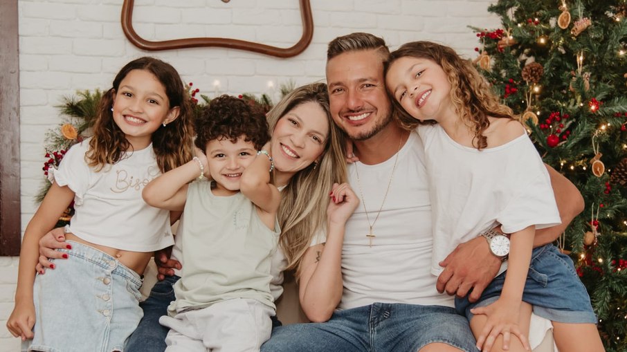 Tarsila Alanna com o marido e os três filhos