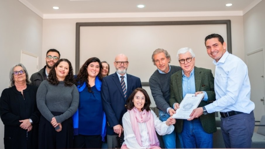 Entrega certificado de regularização fundiária aos representantes da Associação de Moradores do núcleo Country Club La Campagne
