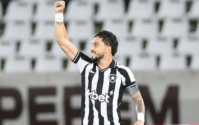 Alex Telles sofreu lesão muscular na coxa esquerda