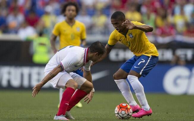 Fernandinho em lance da partida contra a Costa Rica
