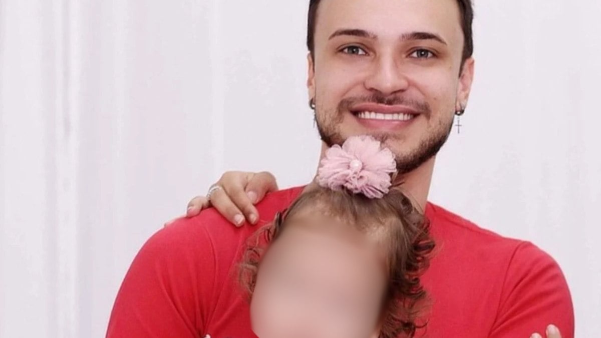 Influenciador é acusado de ridicularizar filha com paralisia cerebral