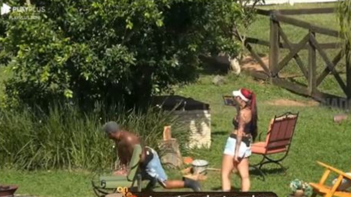 A Fazenda 15: Cezar Black tira a camisa e faz dança sensual para Kally