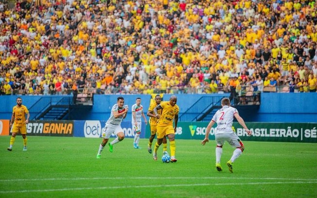 Sassá se prepara para finalizar  para o Amazonas. Mas sem sucesso. No fim, 0 a 0 com o Brusque, no jogo de ida da final da Série C