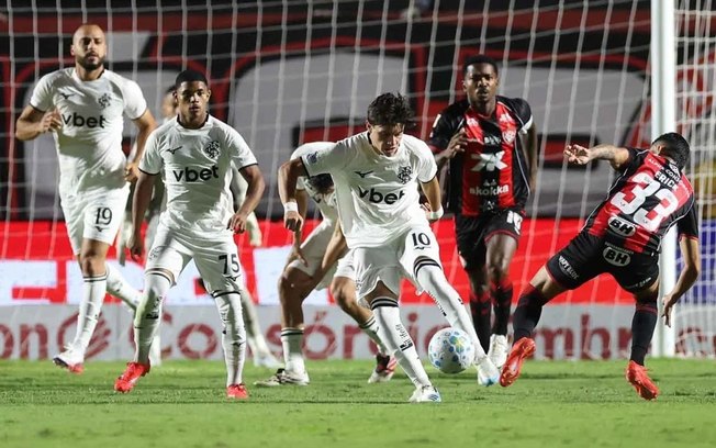 Botafogo reclama da não expulsão de Ramon após entrada forte no tornozelo de Danilo