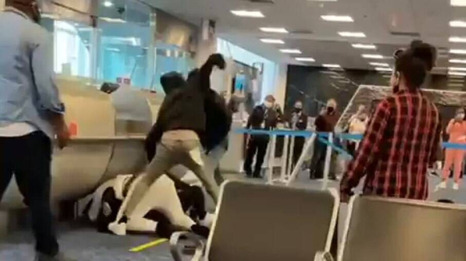 Uma pessoa foi detida após briga generalizada no Aeroporto Internacional de Miami
