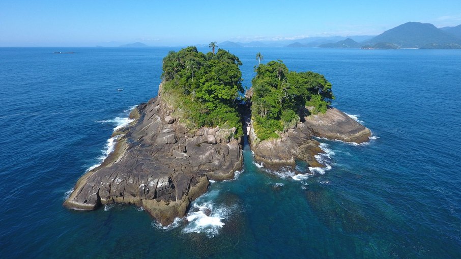 Ilha Rachada tem formato de coração