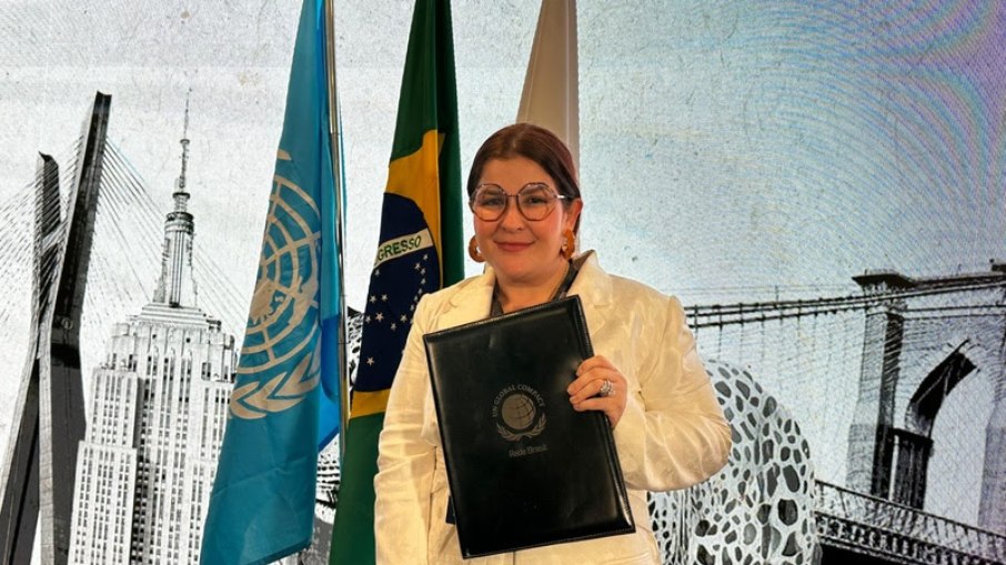 Ju Ferraz na oficialização do compromisso da Holding Clube com o Pacto Global da ONU