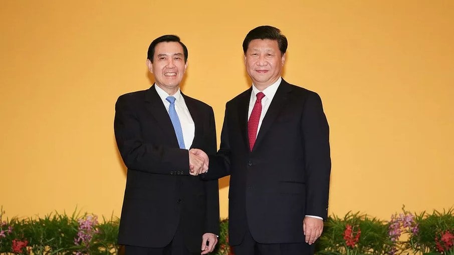 O então presidente de Taiwan, Ma Ying-jeou, e o presidente da China, Xi Jinping, apertam as mãos durante uma cúpula em Cingapura em 7 de novembro de 2015
