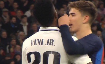 TV flagra Gavi xingando Vini Jr em clássico Barcelona e Real 