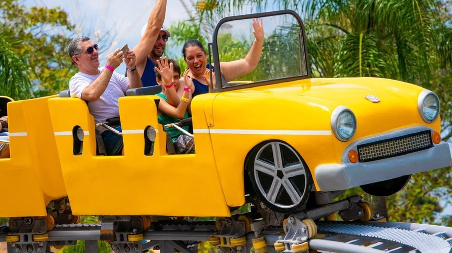 Pessoas se divertem em brinquedo no Parque Hopi Hari