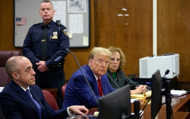 O ex-presidente dos EUA, Donald Trump, sentado entre seus advogados, em 25 de março de 2024, durante uma audiência em um tribunal de Nova York antes de seu primeiro julgamento criminal, que começa em 15 de abril de 2024