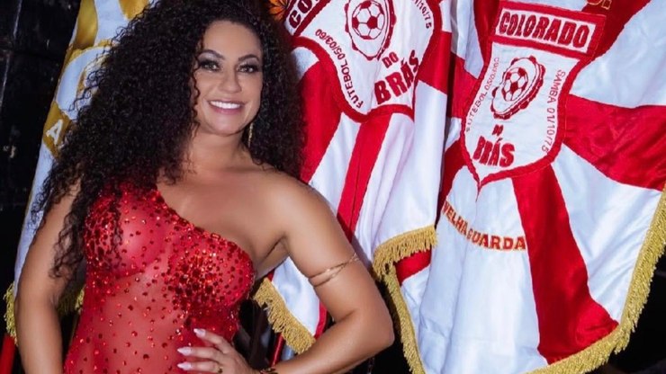 Aos 47 anos, Adriana Santos mostra força no Carnaval de São Paulo