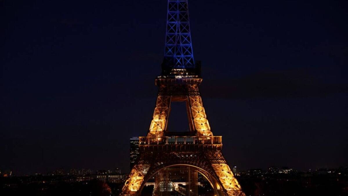 Torre Eiffel iluminada com as cores da bandeira da Ucrânia