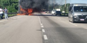 Caminhão pega fogo e provoca lentidão na Dutra