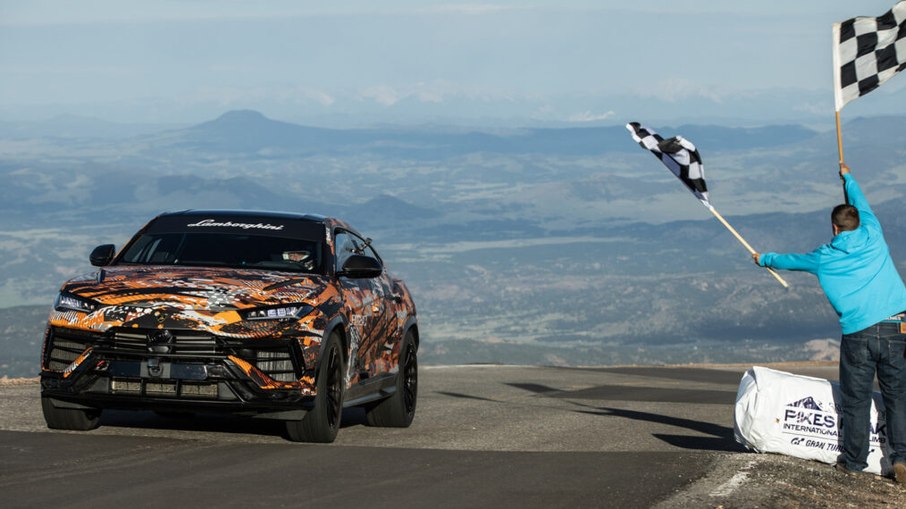 Lamborghini Urus ”Evo” quebra recorde em subida na montanha Pikes Peak, em 10 minutos e 32,064 segundos