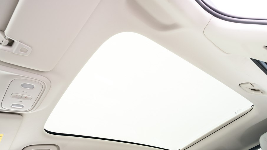 Teto panorâmico de 1,8 m² tem cortina para controlar a entrada de luz na cabine.