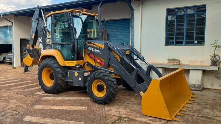 Promaq entrega retroescavadeira para apoio rural em Vinhedo