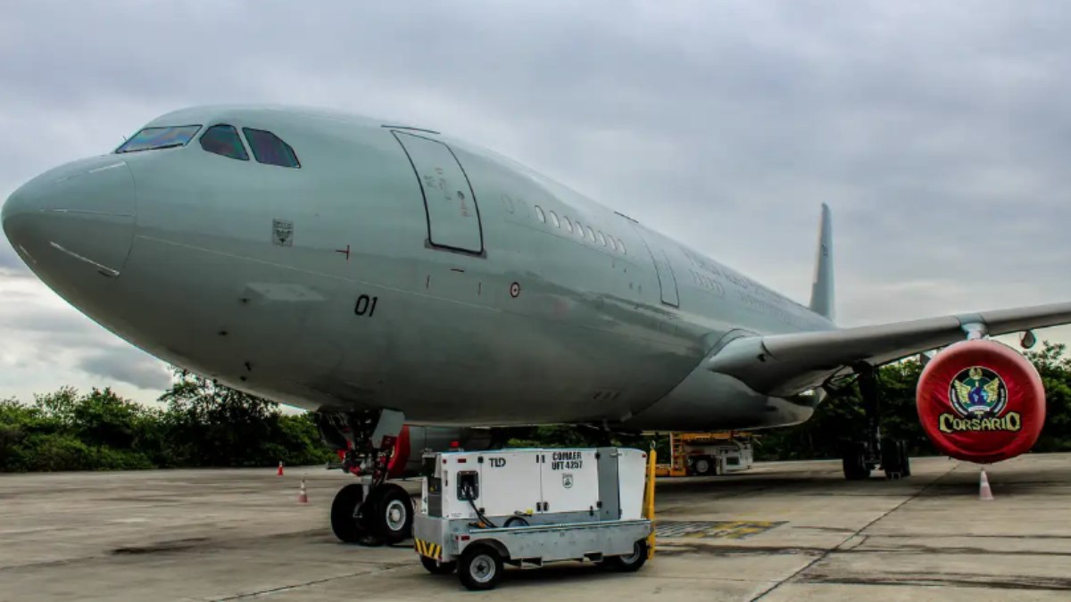 Avião leva 11 toneladas de alimentos não perecíveis