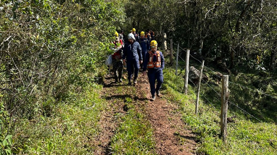 Todos os quatro sobreviveram e se mantiveram em segurança em acampamento que armaram no aguardo de socorro Todos os quatro sobreviveram e se mantiveram em segurança em acampamento que armaram no aguardo de socorro