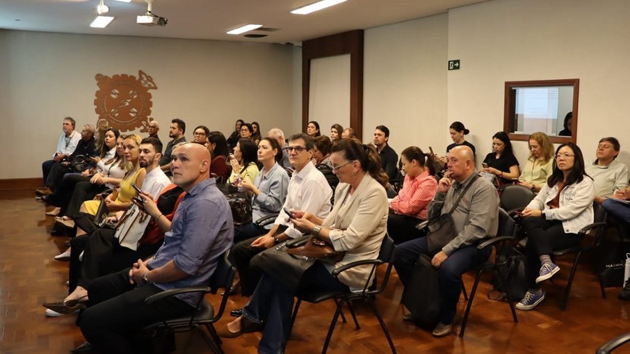 Foram discutidos os impactos das mudanças para empregadores, gestores e equipes Foram discutidos os impactos das mudanças para empregadores, gestores e equipes