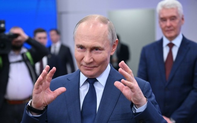 Esta fotografia distribuída pela agência estatal russa Sputnik, mostra o presidente da Rússia, Vladimir Putin, reunido com estudantes da Universidade Bauman de Moscou, em 16 de abril de 2025