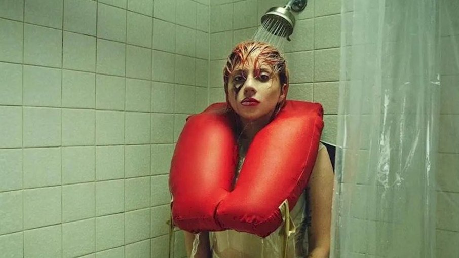 Lady Gaga anuncia 'Harlequin' em vinil vermelho translúcido