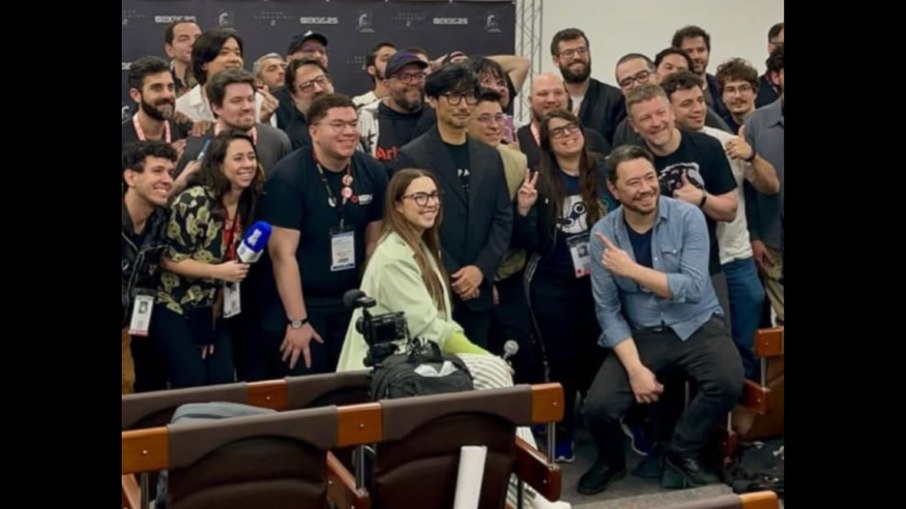 Hideo Kojima posa para foto ao lado de jornalistas após coletiva de imprensa durante a BGS 2025 Hideo Kojima posa para foto ao lado de jornalistas após coletiva de imprensa durante a BGS 2025