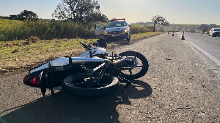 Polícia determina prisão de motociclista por adulteração de placa após grave acidente na SP-310