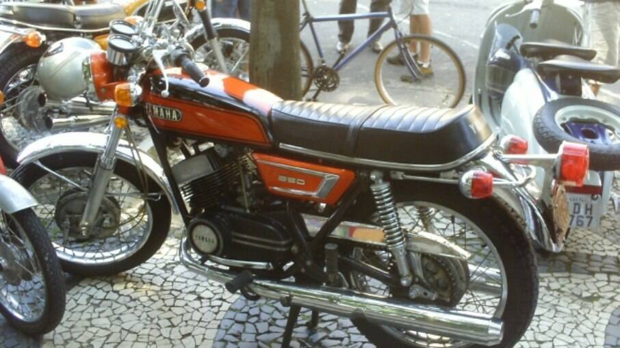 Esta é uma Yamaha R5 de 1971, a precursora da temível viúva negra, a Yamaha RD 350