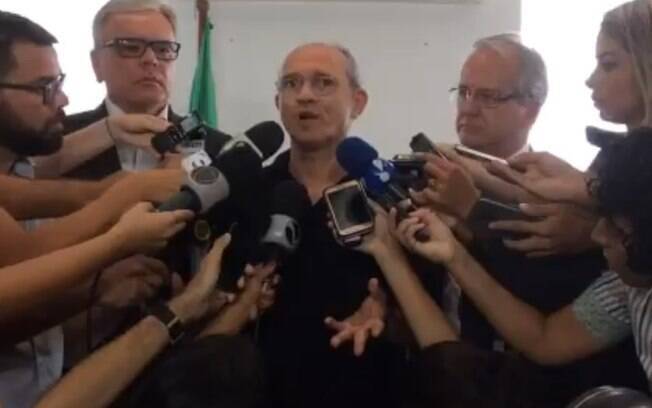 O governador do Espírito Santo, Paulo Hartung (PSDB), dá entrevista coletiva, apesar do seu estado de saúde