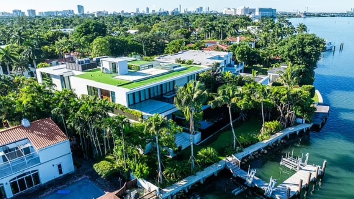 Vista aérea da mais nova propriedade do casal  localizada na Baía de Biskayne