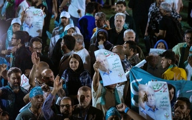 Simpatizantes do candidato reformista Masud Pezeshkian durante comício em Teerã