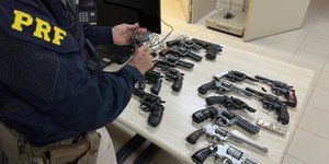 Duas mulheres são presas com 17 armas vindas do Paraguai