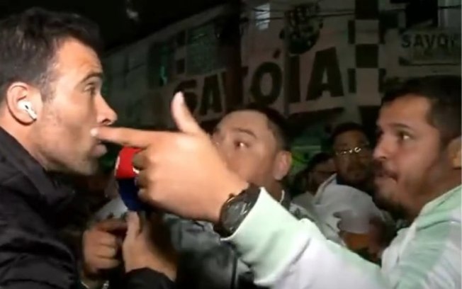 Pilhado leva 'dedo na cara' no meio da torcida do Palmeiras: 'Você é mulambo'