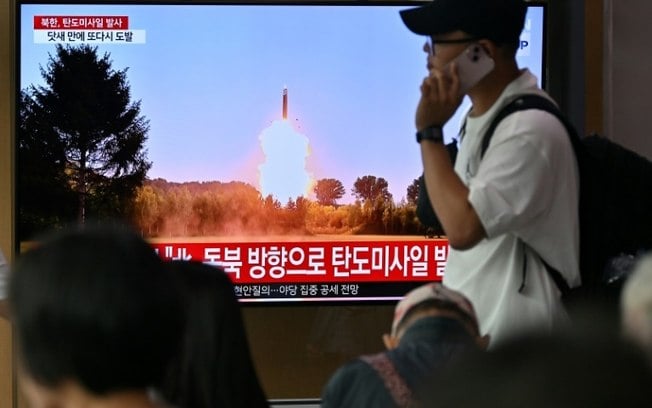 Televisão exibie imagem de lançamento de míssil norte-coreano, em 1º de julho de 2024, em Seul