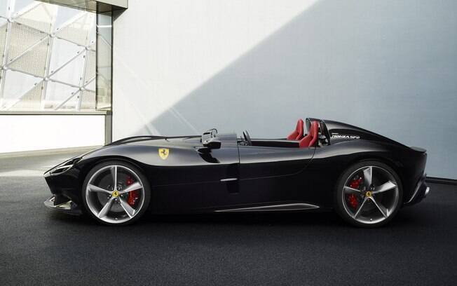 Ferrari  Monza SP2 pode levar duas pessoas e tem para-brisa virtual, que segura parte da ventania no rosto