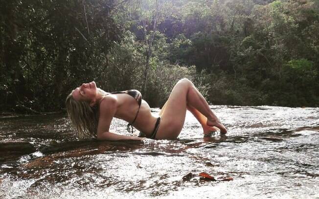 Leticia Spiller compartilha foto sensual de biquíni e recebe diversos elogios de seus fãs