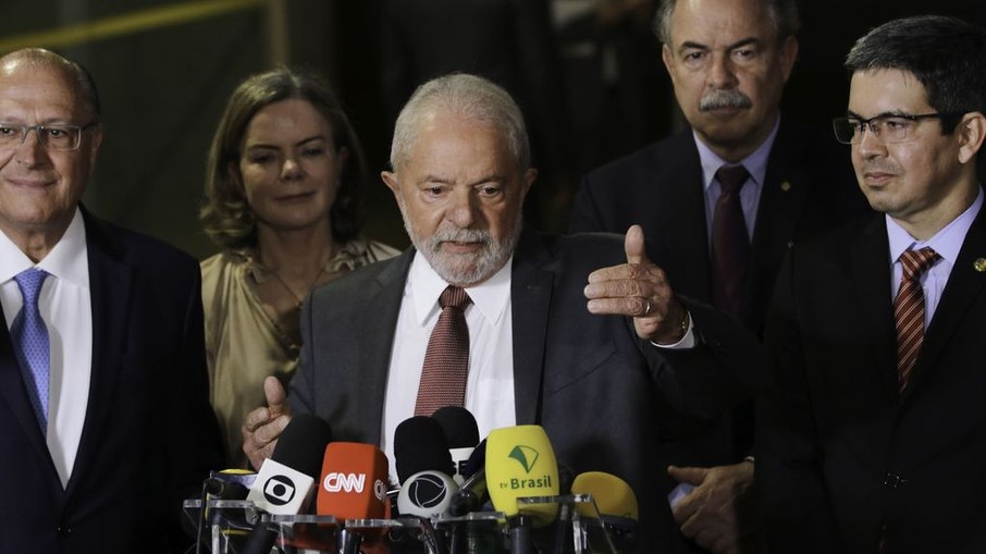 O presidente eleito, Luiz Inácio Lula da Silva, acompanhado de seu vice Geraldo Alckmin e de coordenadores da transição