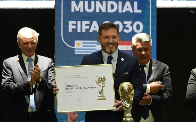 O presidente da Conmebol, Alejandro Domínguez, pediu à Fifa que a Copa do Mundo-2030 seja disputada com 64 seleções. O presidente da Conmebol, Alejandro Domínguez, pediu à Fifa que a Copa do Mundo-2030 seja disputada com 64 seleções.