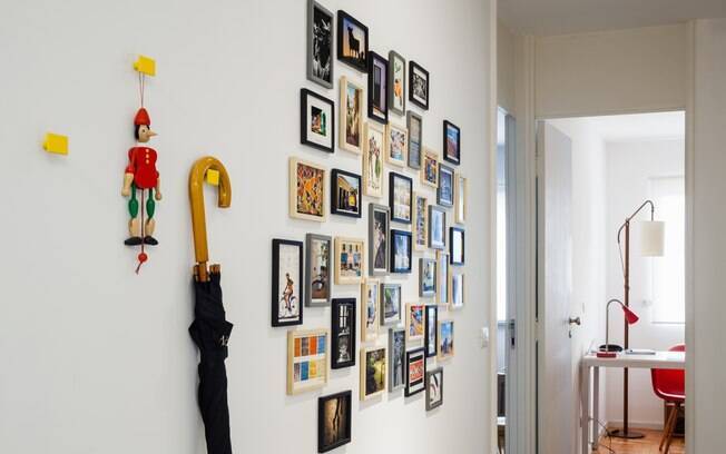 Fotos e cartões postais podem se transformar num belo mural para sua casa