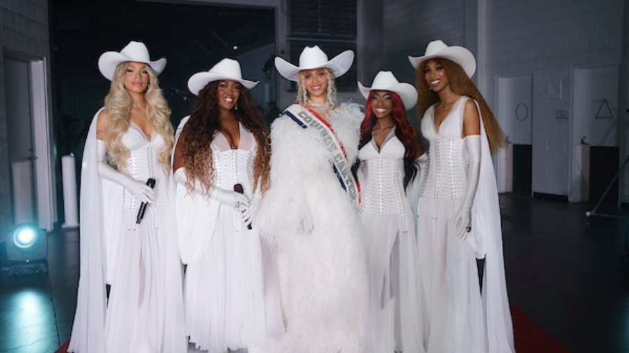 Beyoncé e equipe durante show transmitido pela Netflix