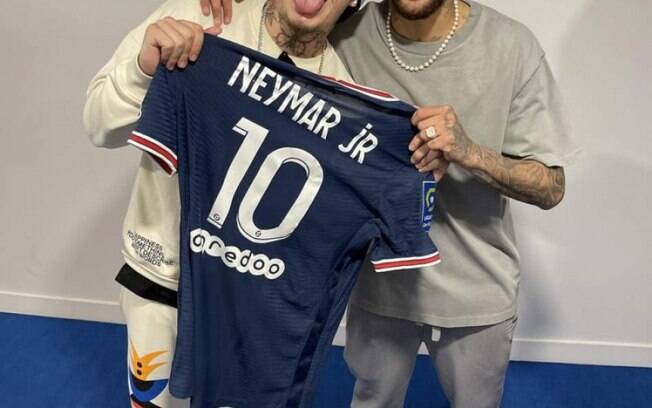 Neymar presenteia Whindersson Nunes com camisa do PSG Neymar presenteia Whindersson Nunes com camisa do PSG
