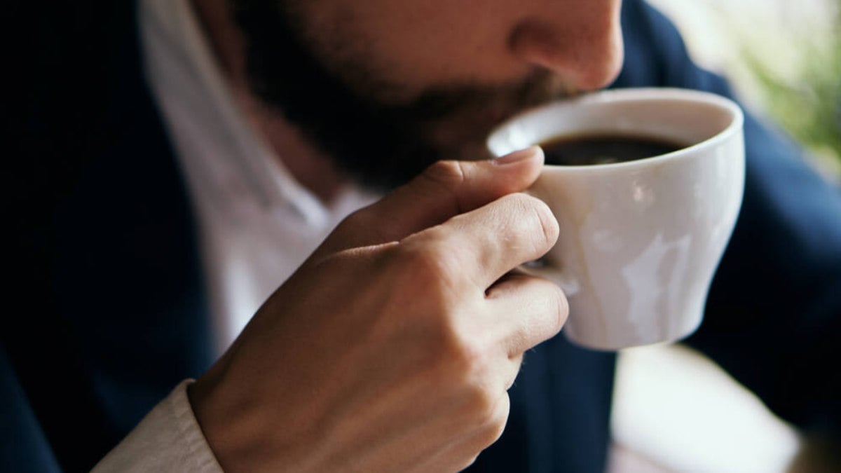 Homem tomando café