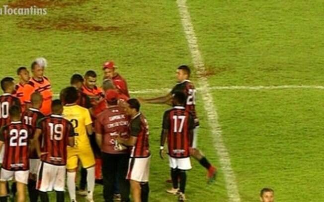 Partida do Campeonato Tocantinense termina com árbitro agredido com saco de gelo na cabeça