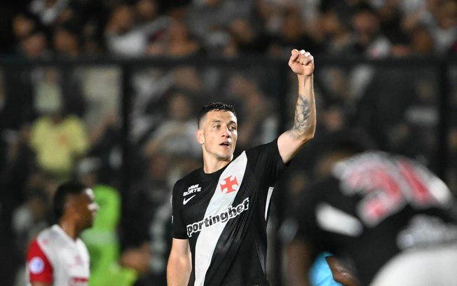 Bruno Duarte comemora com Marino seu primeiro gol pelo Vasco Bruno Duarte comemora com Marino seu primeiro gol pelo Vasco