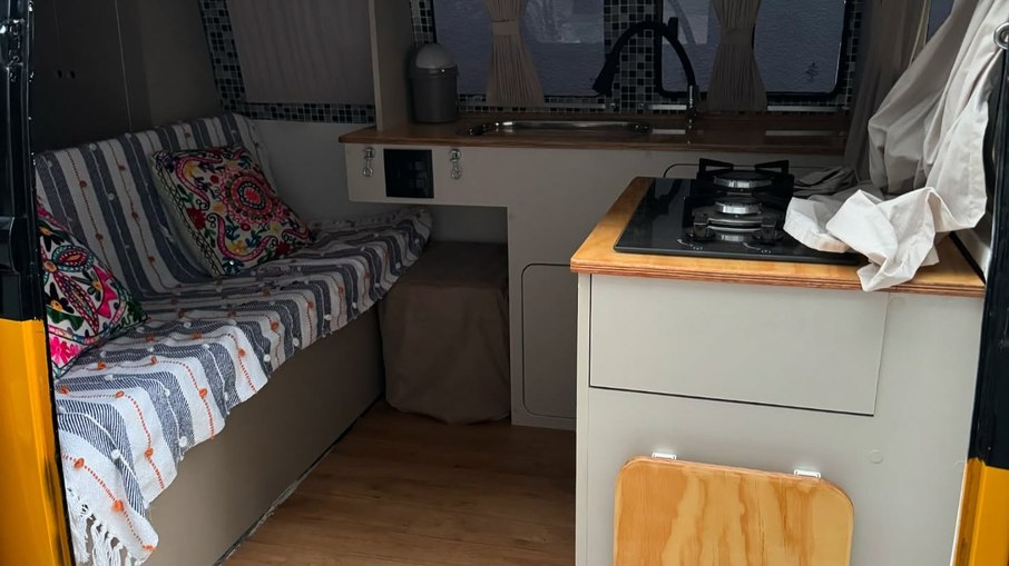 Interior adaptado da Kombi de Whindersson Nunes reforça a proposta de viagem e uso como espaço de descanso
