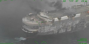 Navio com 3 mil carros segue em chamas no Pacífico há oito dias