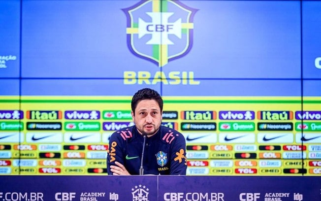 Arthur Elias começa a preparar a Seleção Brasileira Feminina para os amistosos