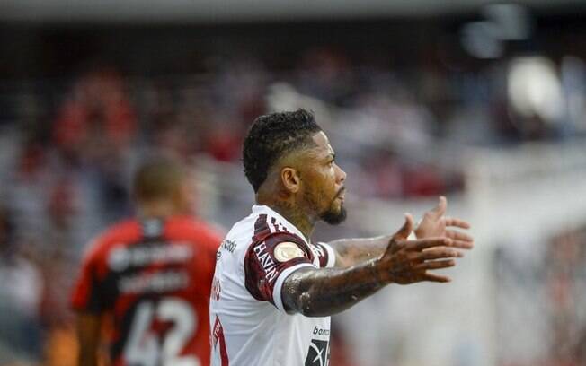 Juiz relata que atacante do Flamengo foi atingido por objeto arremessado pela torcida do Athletico