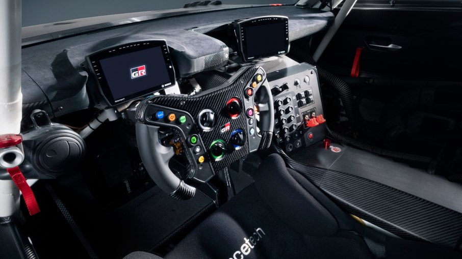Cockpit do GR GT3 com volante multifunção, monitores de telemetria e célula FIA Cockpit do GR GT3 com volante multifunção, monitores de telemetria e célula FIA